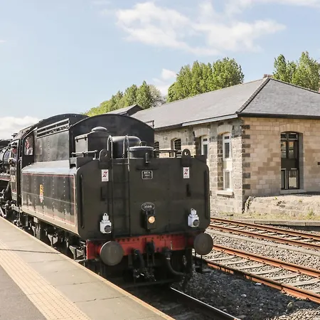 Premier, Transit & Lady Hilda Engine Shed בית נופש וויטבי