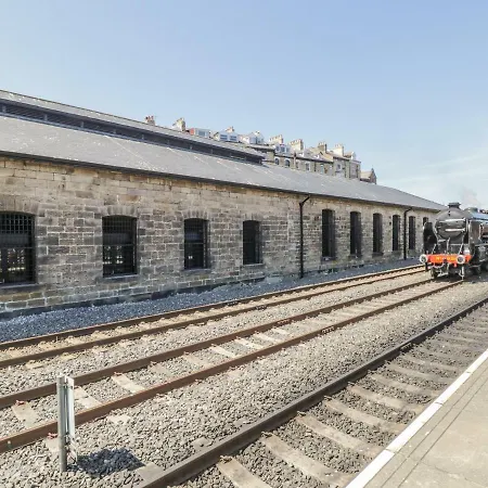 Premier, Transit & Lady Hilda Engine Shed בית נופש