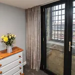 Premier, Transit & Lady Hilda Engine Shed Holiday home *